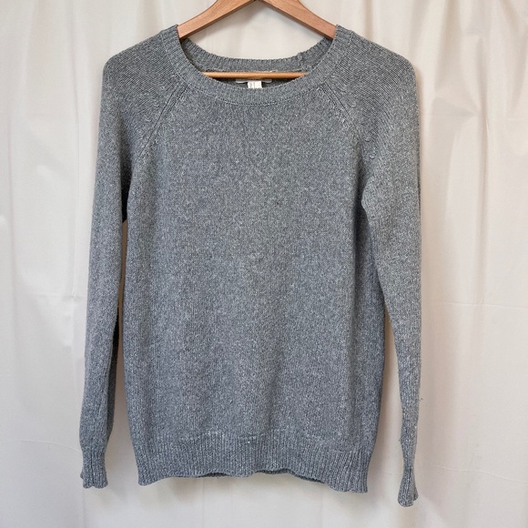 Forever 21 Sweaters - Forever 21 gray knit sweater basic relaxed fit